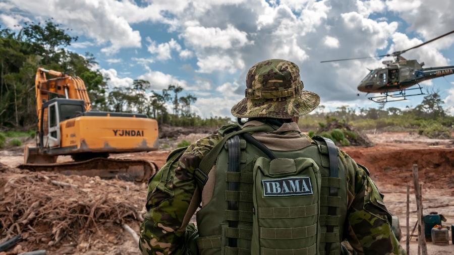 Caterpillar, Volvo, Sany, Komatsu, New Holland e Hyundai são algumas das multinacionais que abastecem o garimpo ilegal na Amazônia com máquinas pesadas - Vinícius Mendonça/Ibama