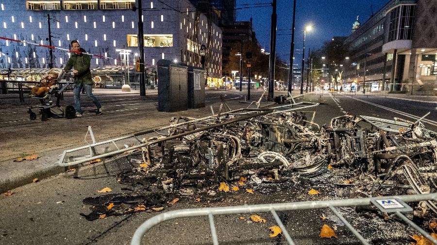 20/11/2021 - Manifestação contra lockdown em Rotterdam, na Holanda, foi marcada por vandalismo - Jeffrey Groeneweg / ANP / AFP