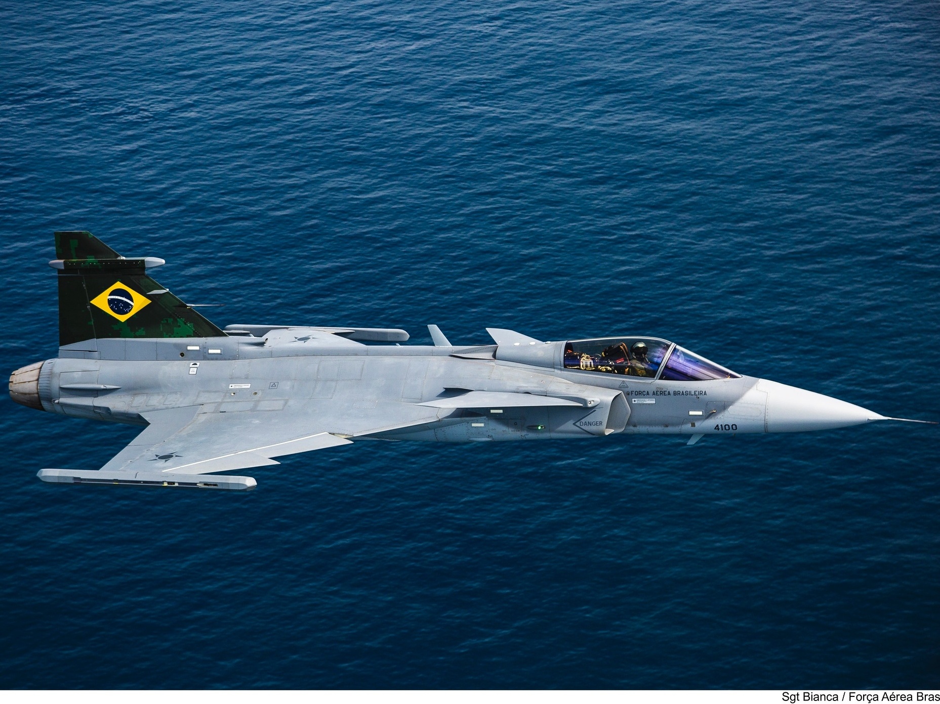 Governo brasileiro compra aviões suecos para equipar a Força Aérea