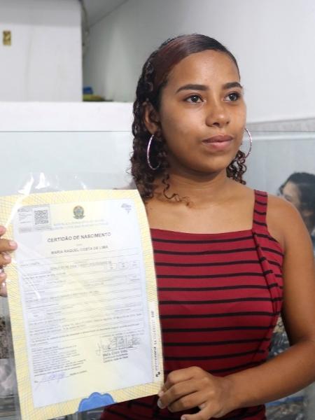 Raquel recebeu o novo documento na terça-feira - Defensoria Pública do Ceará 