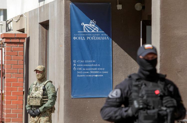 August 24, 22 - Russian police stand guard outside the Roizman Relief Fund office following the arrest of its founder and politician Yevgeny Roizman in Yekaterinburg, Russia - STRINGER/REUTERS - STRINGER/REUTERS