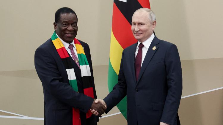 Presidente russo, Vladimir Putin, se encontra com seu homólogo do Zimbábue, Emmerson Mnangagwa, durante a segunda cúpula Rússia-África em São Petersburgo