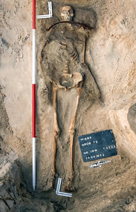 Mulher do século 17 foi enterrada com uma foice no pescoço e um cadeado em um dos dedos do pé