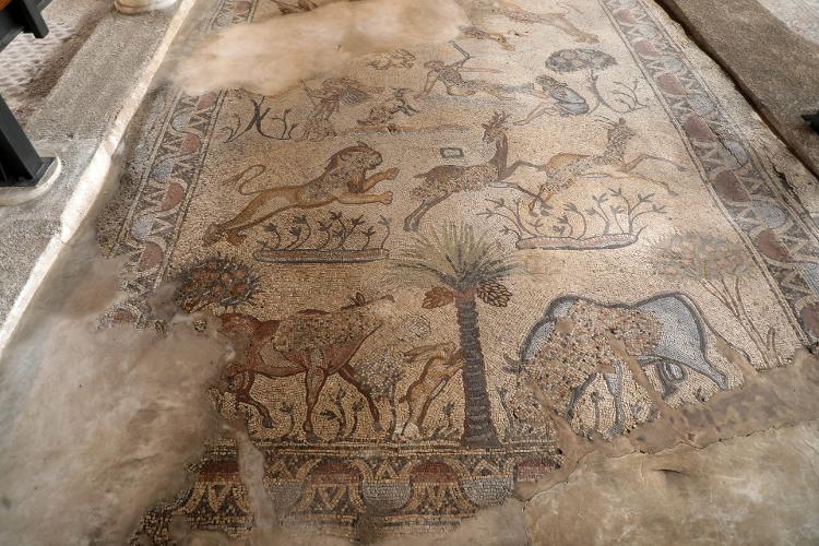 Mosaico no sítio arqueológico de Mukheitim, que abriga uma antiga igreja bizantina, em Jabalia