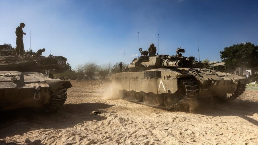 Tanques de Israel se posicionam fora do Kibutz Be'eri, perto da fronteira com a Faixa de Gaza