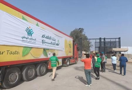 Caminhão que transporta ajuda humanitária enquanto atravessa a passagem de Rafah