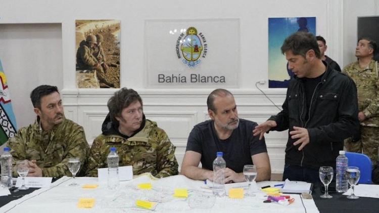 Foto liberada pela agência de notícias estatal Telam mostra o presidente Javier Milei (segundo da esquerda para a direita), durante visita a Bahía Blanca. Cidade da província de Buenos Aires foi atingida por chuvas e ventos fortes