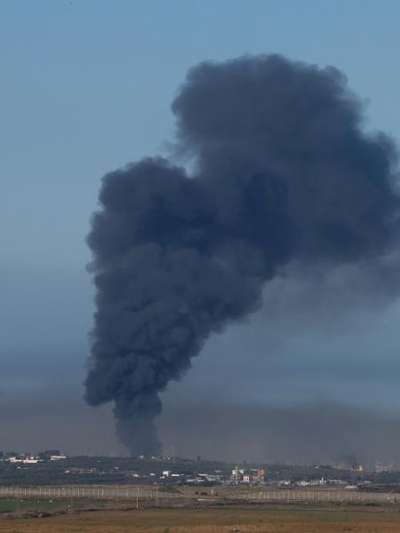 29.dez.2023 - Imagem capturada no sul de Israel, ao longo da fronteira com a Faixa de Gaza, mostra fumaça subindo sobre o território palestiniano durante o bombardeio de Israel