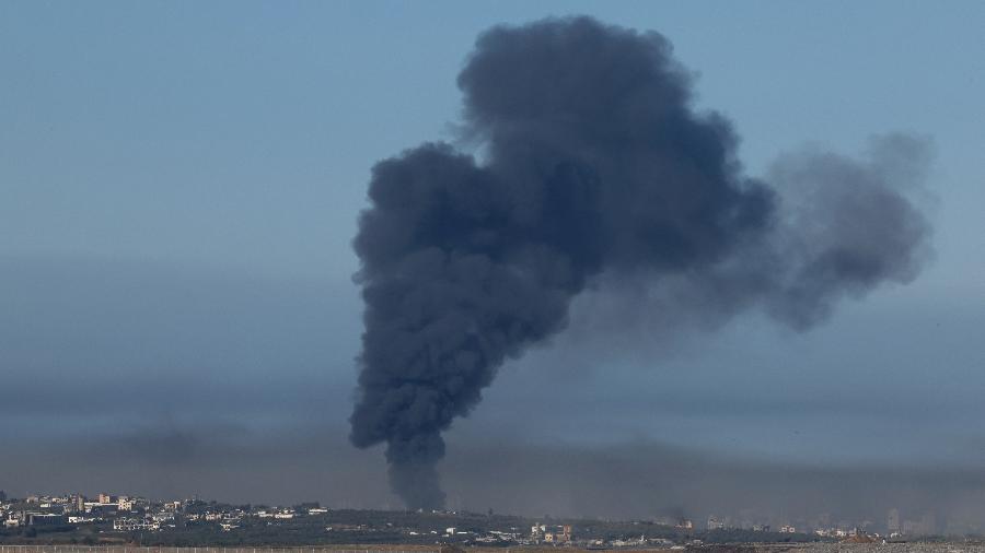 29.dez.2023 - Imagem capturada no sul de Israel, ao longo da fronteira com a Faixa de Gaza, mostra fumaça subindo sobre o território palestiniano durante o bombardeio de Israel