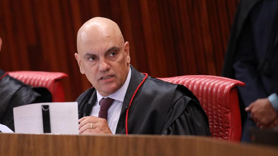 27.fev.2024 - O ministro Alexandre de Moraes, presidente do TSE, durante a sessão que aprovou resoluções para as eleições de 2024