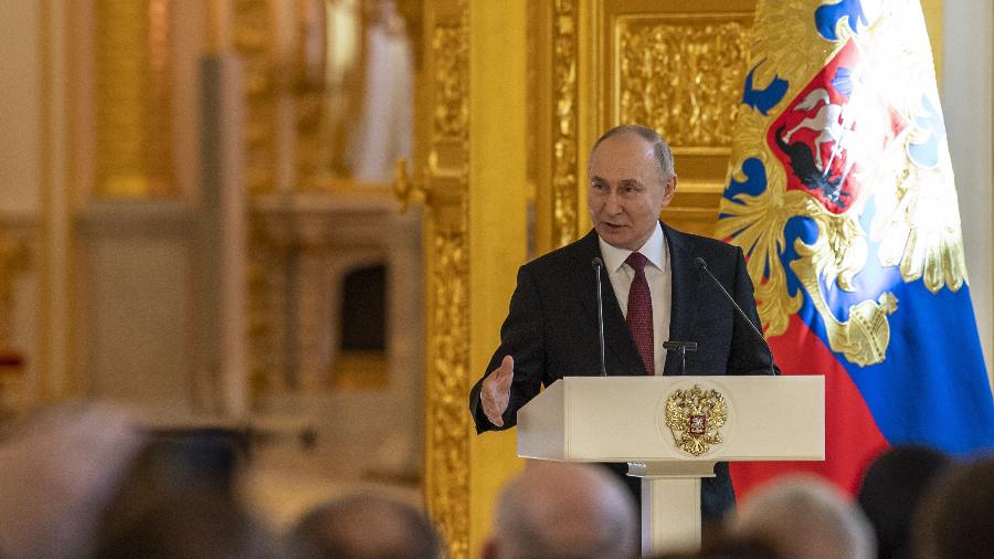 20.mar.2024 - O presidente da Rússia, Vladimir Putin, fala em reunião com seus agentes de campanha