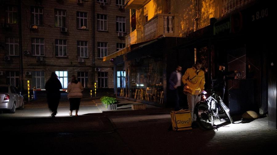 Foto de arquivo mostra que moradores usando tochas em Kiev durante apagão parcial