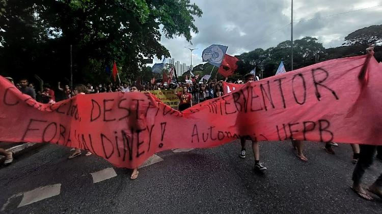 Ato conta cortes na educação e com críticas ao "interventor" na UFPB