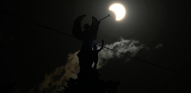 Espetáculo no céu: eclipse solar é visto em várias partes do mundo