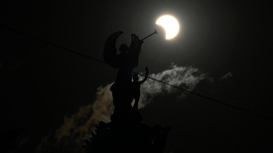 Vista do eclipse anular solar em Buenos Aires - Luis ROBAYO/AFP