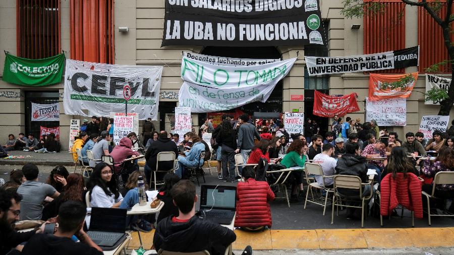 Estudantes do departamento de Filosofia e Letras da Universidade de Buenos Aires protestam contra o veto do presidente Javier Milei a uma lei de financiamento universitário, em Buenos Aires, 8 de outubro de 2024 - Alessia Maccioni/REUTERS