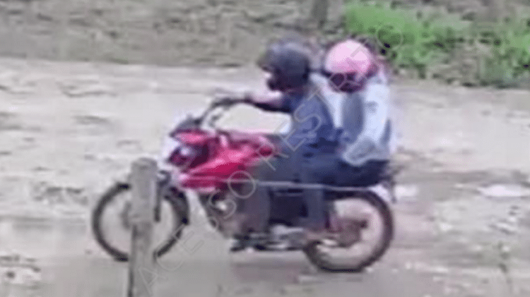 Foto anexada à denúncia mostra dois homens em uma moto. Um deles está de capacete rosa, o que seria uma marca de Amatiry