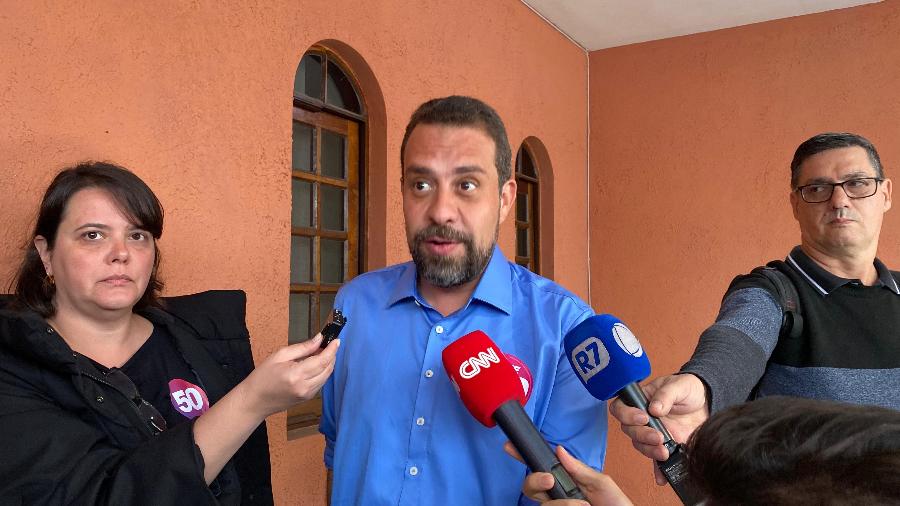 Guilherme Boulos fala em entrevista coletiva na casa dele, no Campo Limpo, zona sul de São Paulo - Laila Nery - 27.out.2024/UOL