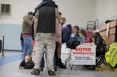 Pessoas votam na Longley Elementary School, no 2º distrito congressional do Maine