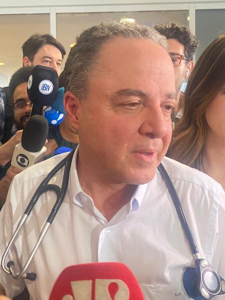 O médico do presidente Lula, Roberto Kalil Filho, dá entrevista coletiva em frente ao hospital Sírio-Libanês em São Paulo