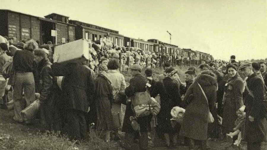 Judeus holandeses embarcam no trem que os levará para Auschwitz. Fotografia de 1942 ou 1943. - Reprodução / Wikimedia Commons 