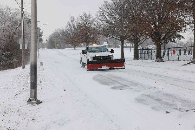 Caminhão limpa a neve de rua no Kansas