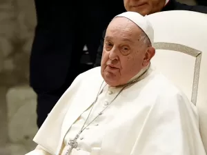 Papa Francisco melhora e ventilação mecânica é suspensa, diz Vaticano