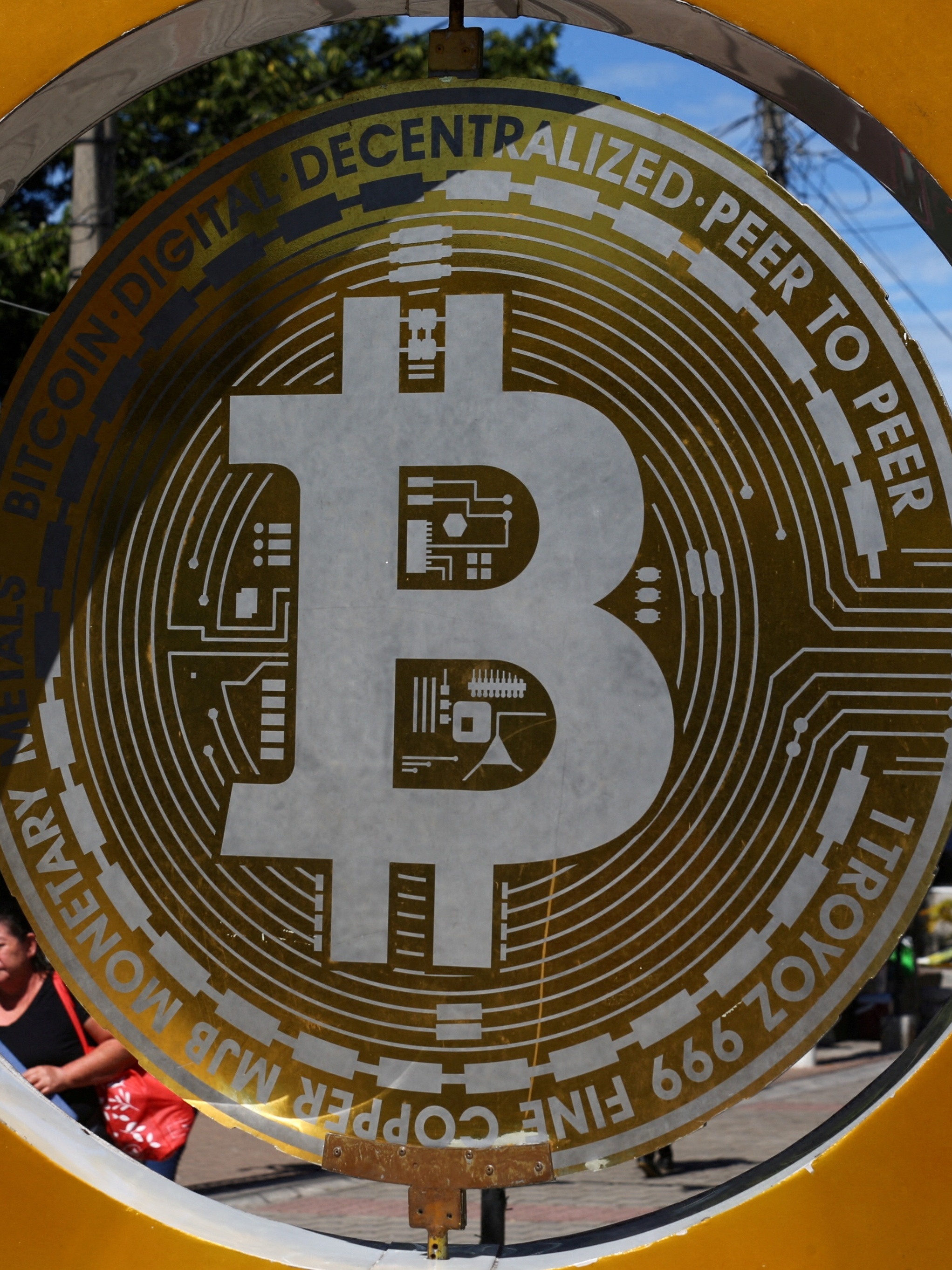 Bitcoin chega ao menor valor desde novembro; vale investir?