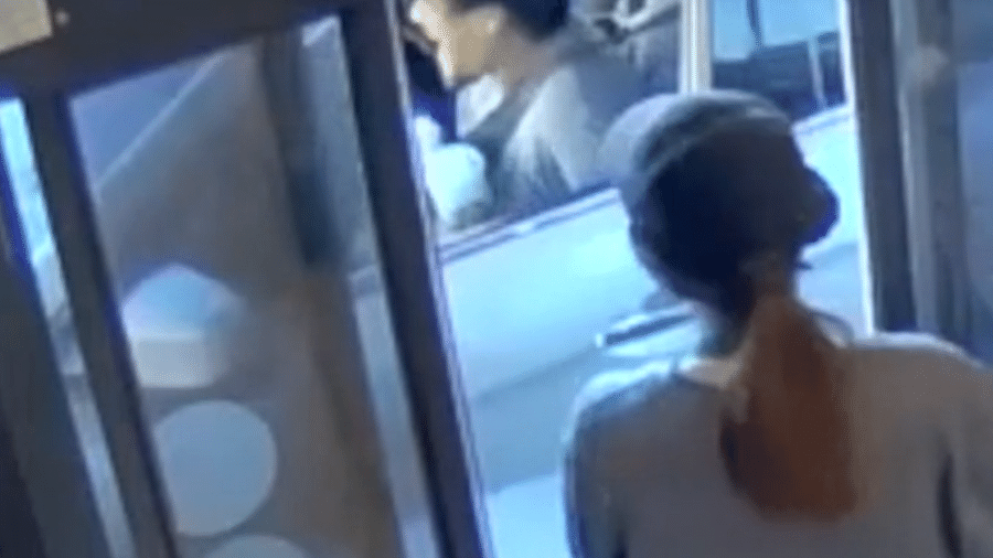 Homem sofreu queimaduras após chá quente cair em seu colo Homem sofreu queimaduras após chá quente cair em seu colo