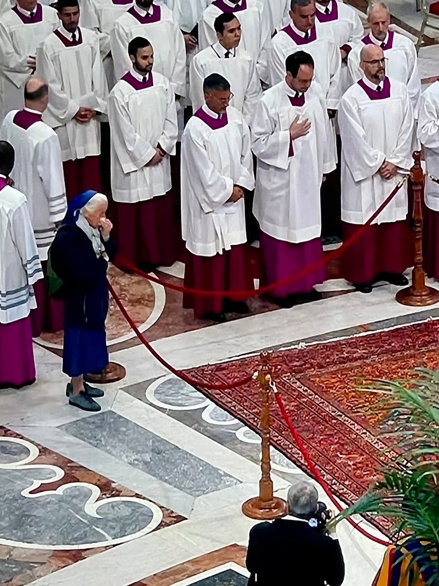 Freira quebra protocolo e invade velório do papa