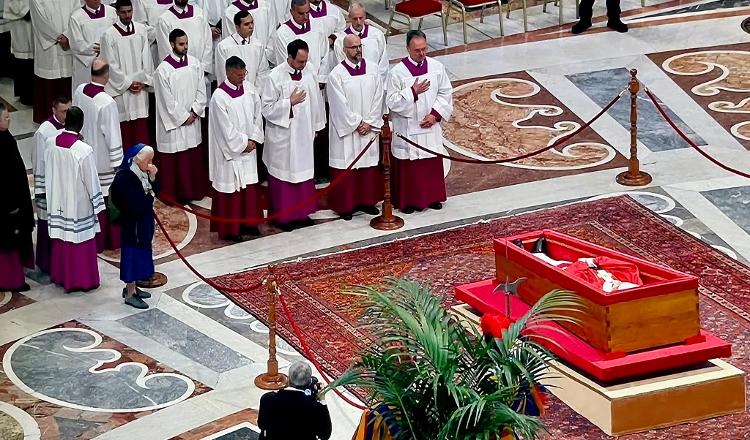 Por ser amiga do papa Francisco, a freira Geneviève não foi contida pelos seguranças Por ser amiga do papa Francisco, a freira Geneviève não foi contida pelos seguranças