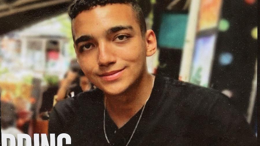 Pôster com a imagem do israelense-americano Edan Alexander; ele foi sequestrado pelo Hamas em 2023 e até hoje está sob custódia do grupo extremista - AFP