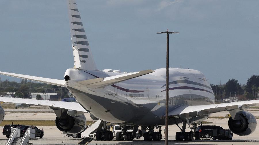 15.fev.2025 - A comitiva do presidente dos EUA, Donald Trump, estacionada ao lado de um Boeing 747-8 de 12 anos, de propriedade do Catar, que Trump estava visitando em West Palm Beach, Flórida, EUA - Kevin Lamarque/Reuters