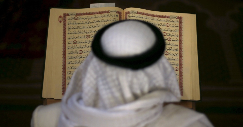 23.jun.2015 - Homem lê uma página do Alcorão durante a celebração do Ramadã, mês sagrado para os muçulmanos, na mesquita Al-Omari, na Palestina