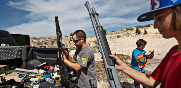 Dave Joseph (esquerda) e seu filho, Casey (direita), carregam armas para praticar em terreno pertencente à Utah School, próximo a Saratoga Springs, no Estado americano de Utah - Kim Raff/The New York Times