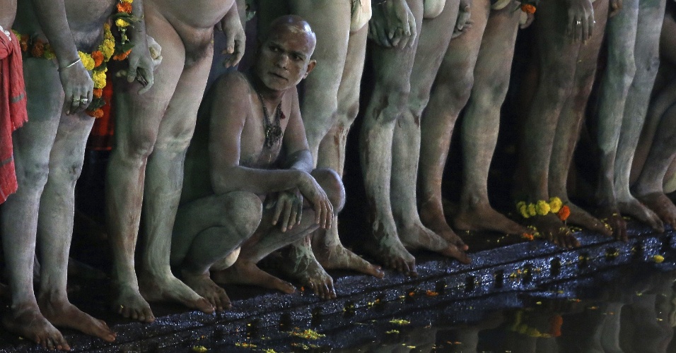 25.set.2015 - Sacerdotes tomam banho de purificação ("Kumbh Mela") no rio Godavari, em Nasik, na Índia