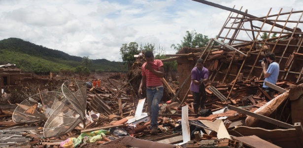 Moradores vasculham destroços das casas onde moravam em busca de pertences em Bento Rodrigues, Minas Gerais, após o rompimento da barragem da mineradora Samarco em novembro de 2015 - Mister Shadow/Estadão Conteúdo 
