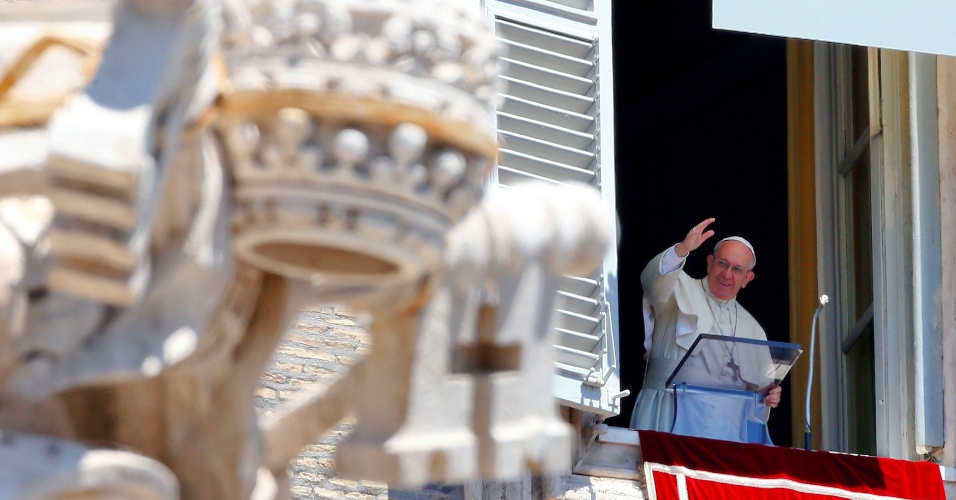 17.jul.2016 - Papa Francisco acena durante a reza do Ângelus dominical, no Vaticano. O papa encorajou neste domingo (17) a 