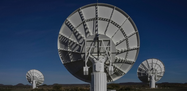 Parte do conjunto de pratos que formam o radiotelescópio MeerKAT, na África do Sul - Mujahid Safodien/AFP