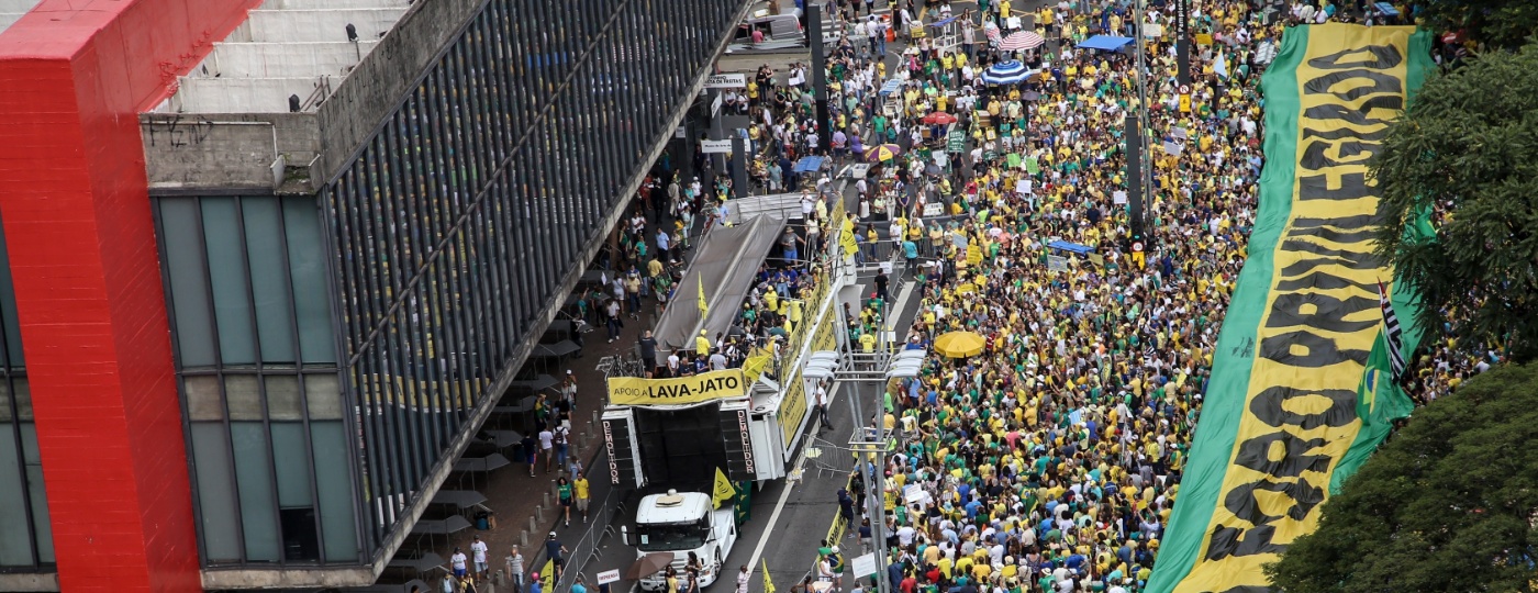 Manifestantes com faixa que pede o fim do foro privilegiado em ato na av. Paulista  - Amanda Perobelli/Estadão Conteúdo