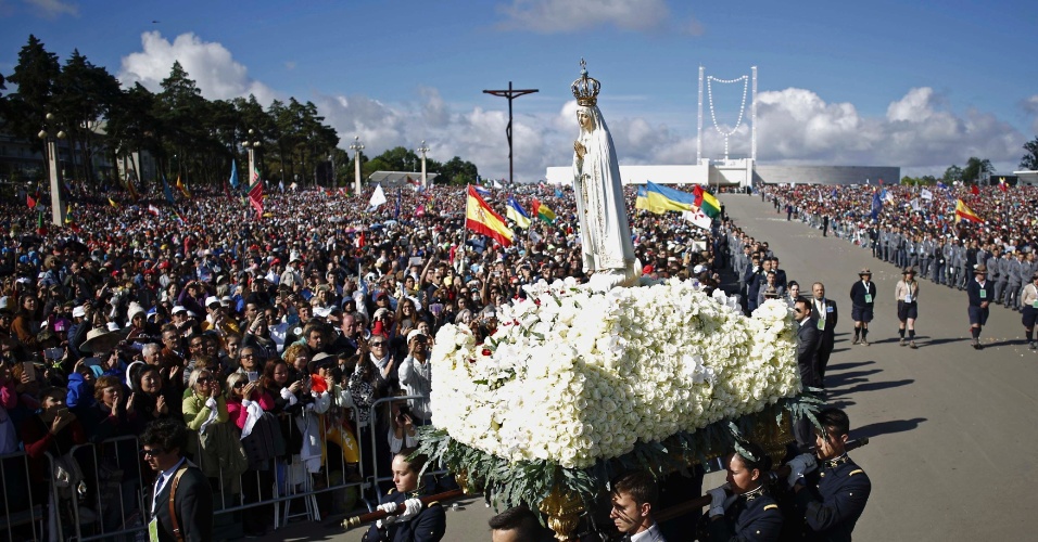 13.mai.2017 - Estátua de Nossa Senhora de Fátima é levada em procissão antes da Santa Missa liderada pelo Papa Francisco