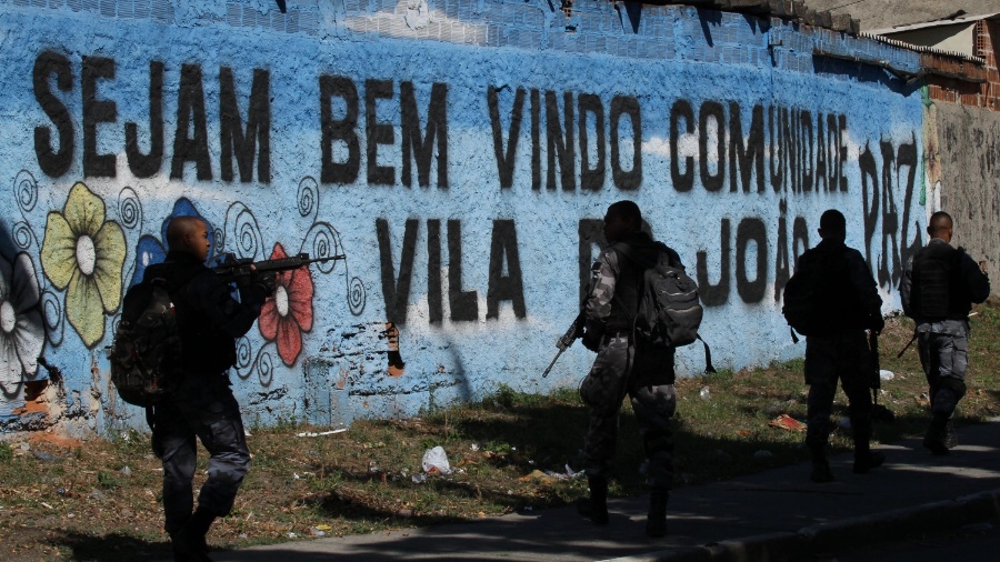 Operação policial no Complexo da Maré, na zona norte do Rio de Janeiro, em 2017 - José Lucena/Futura Press/Estadão Contéudo