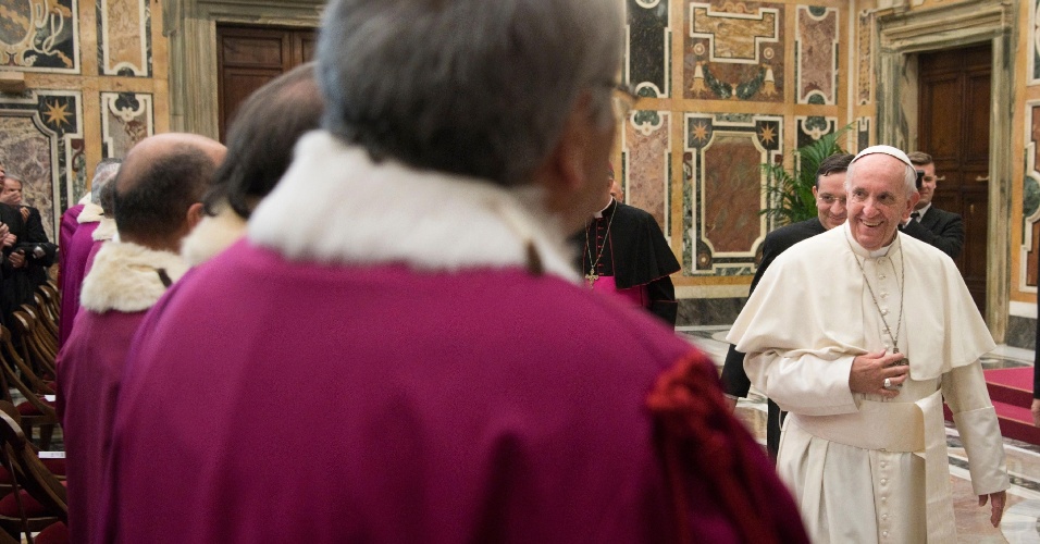 O papa francisco se encontra com integrantes do tribunal mais alto da Igreja