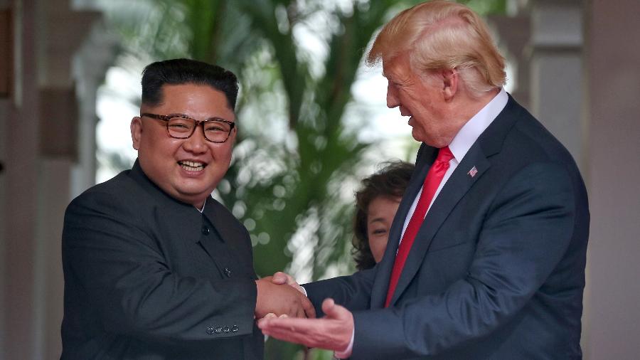 12.jun.2018 - O presidente dos EUA, Donald Trump, cumprimenta o líder norte coreano, Kim Jong-un, em Singapura - Kevin Lim/The Straits Times via Reuters