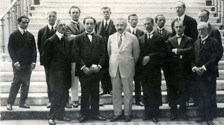 O físico Albert Einstein visitou o Museu Nacional no dia 7 de maio de 1925 durante sua viagem ao Brasil