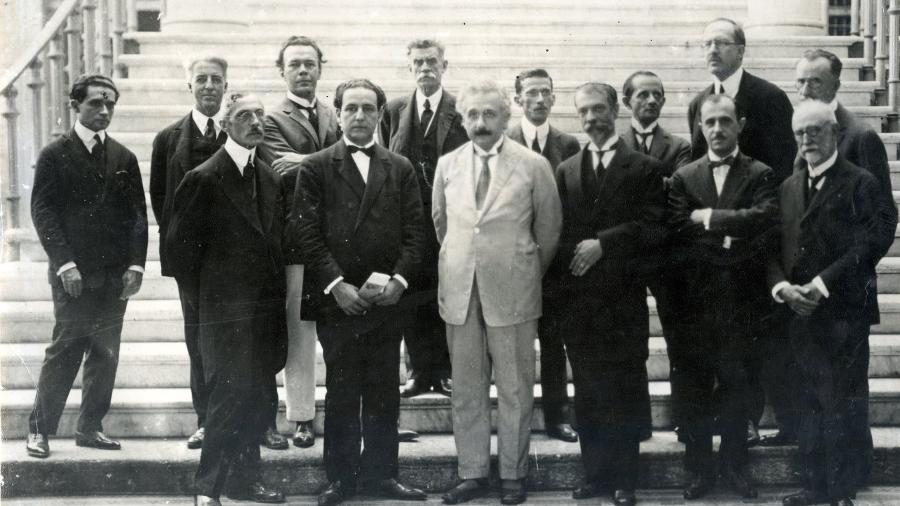 O físico Albert Einstein visitou o Museu Nacional no dia 7 de maio de 1925 durante sua viagem ao Brasil