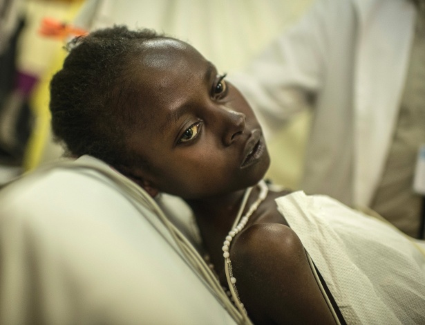 Florence Ndimubakunzi durante exame cardíaco em Kigali, Ruanda - Andrew Renneisen/The New York Times