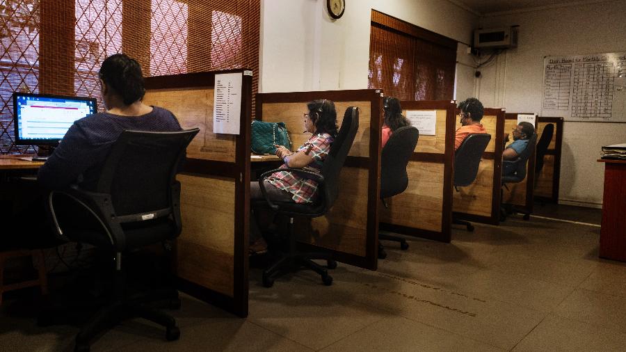 Voluntários recebem telefonemas na CCC Line, uma linha direta de aconselhamento e prevenção de suicídio em Colombo, Sri Lanka - Adam Dean/The New York Times