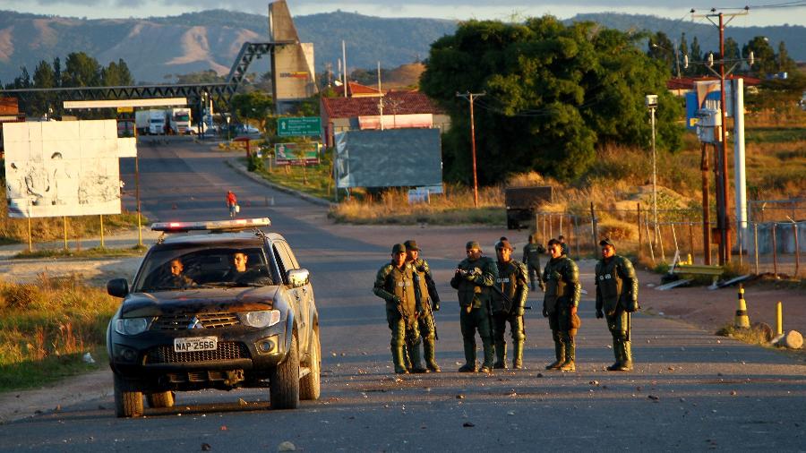 Policiais federais conversam com agentes da Guarda Nacional Bolivariana no lado venezuelano da fronteira com o Brasil, em Pacaraima (RR) - Edmar Barros/Estadão Conteúdo