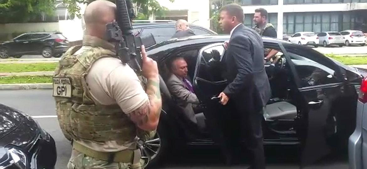O ex-presidente Michel Temer é conduzido por policiais até o carro em frete à sua residência em São Paulo na manhã de quinta-feira (21) - Reprodução/TV Globo